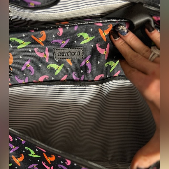 💚💜🩷NWT- SUPER CUTE WITCHES HAT ROLLING DUFFLE BAG💚💜🩷 - Picture 4 of 7